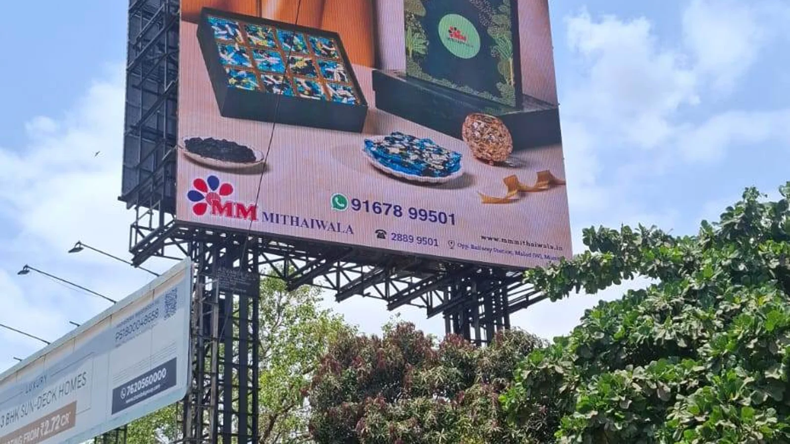 Bus Queue Shelter at Juhu, Mumbai — non-lit outdoor advertising