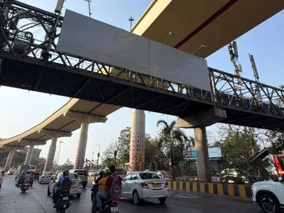 Bus Queue Shelter at Santacruz (West), Mumbai — outdoor advertising