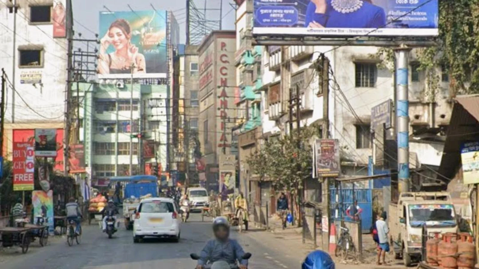 Metro Pillar at Uttar Panchanna Gram, Kolkata — back-lit outdoor advertising
