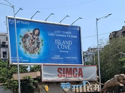 Bus Queue Shelter at Bus Shelter - Bandra West Mumbai, 102393, Mumbai — outdoor advertising