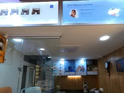 Bus Queue Shelter at Kandivali East, Mumbai — outdoor advertising