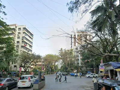Bus Queue Shelter at Bandra West, Mumbai — outdoor advertising